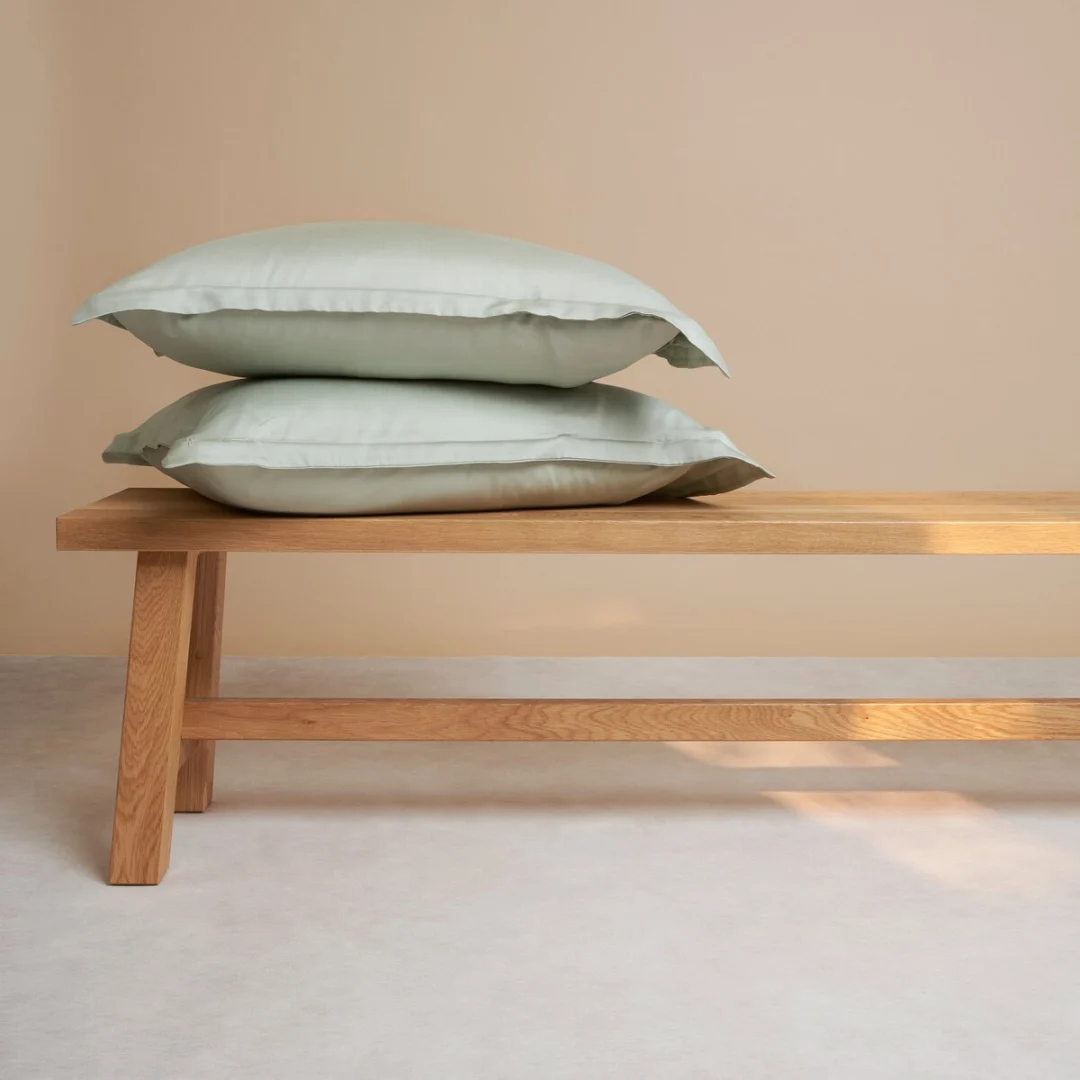 Kussenhoes Gurdora Groen 40x80 cm in zacht Tencel, met twee lichte kussens op houten bankje