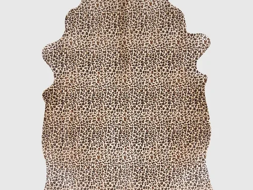 Koeienhuid Cienton met panterprint, natuurlijk bont vloerkleed met speelse, luxe uitstraling