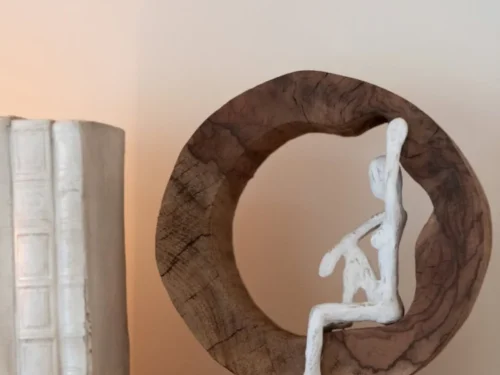 Beeld Faurdora set van 2 in mangohout en wit aluminium, rustende figuren op warme naturel cirkel
