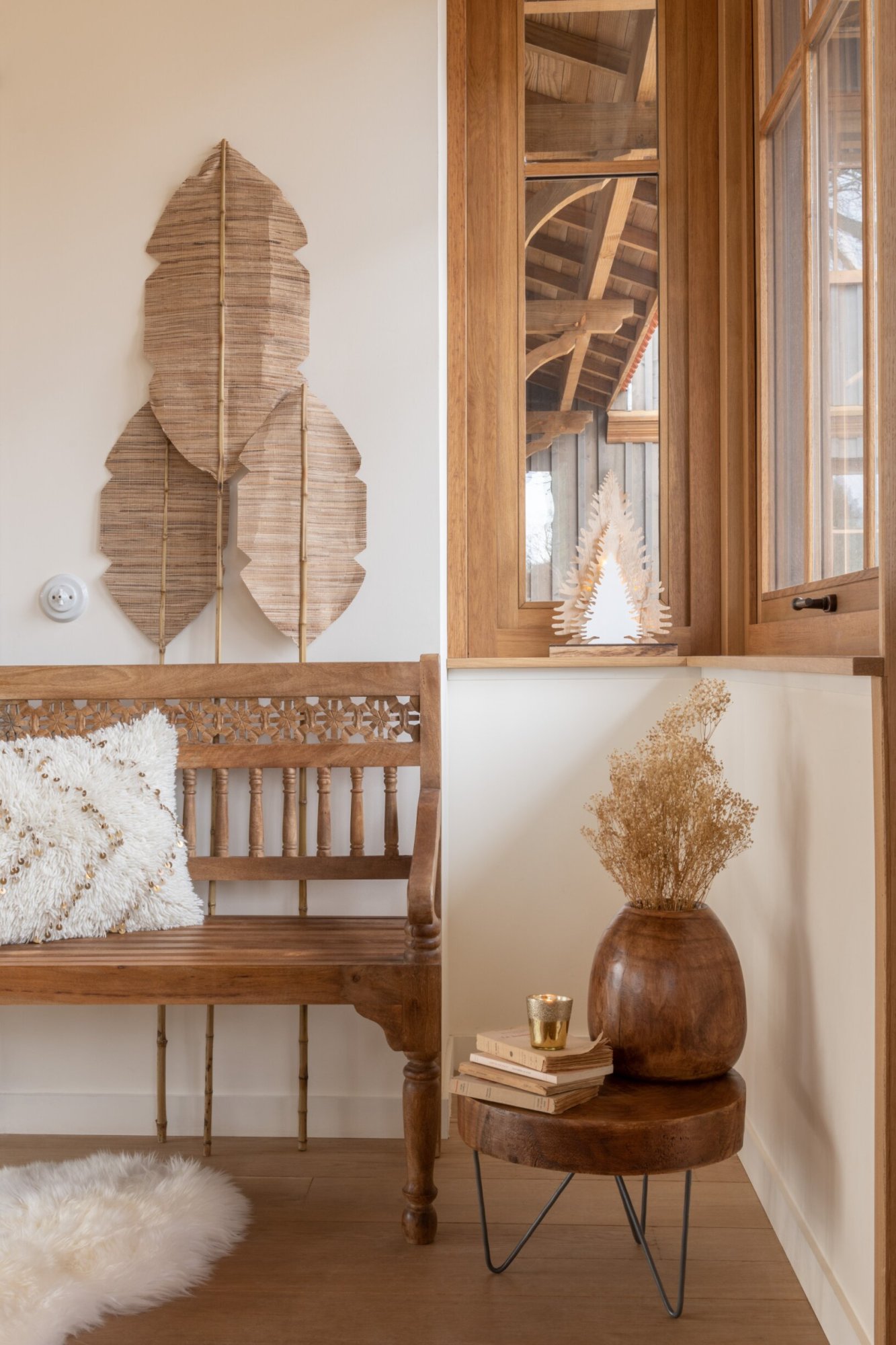 Pot Lummea Hout Bruin H26 cm op houten kruk, warme natuurlijke uitstraling in stijlvol interieur
