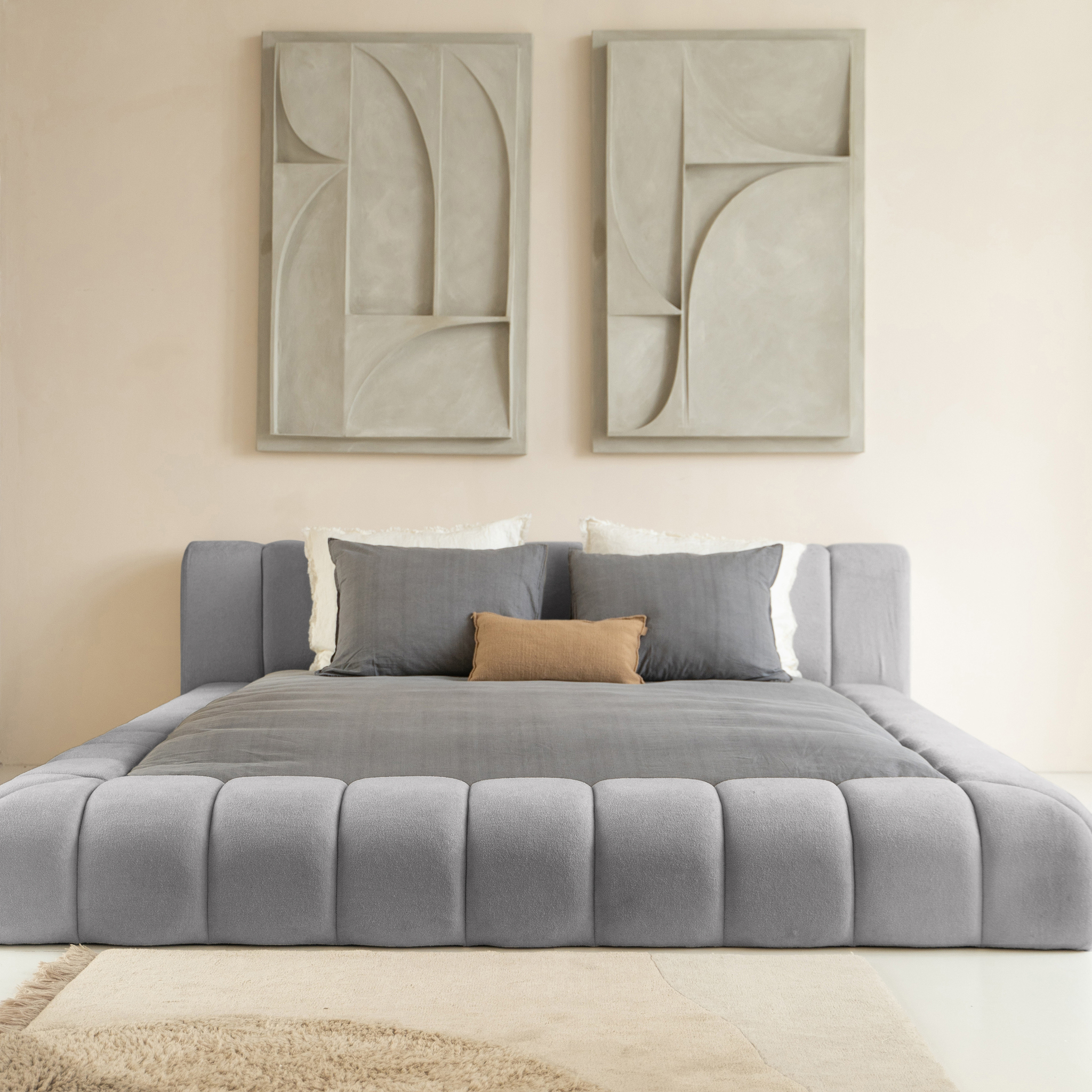 Bed Traummik Grijs 160x200 met teddy bouclé, gestoffeerd hoofdbord en lattenbodem in rustige stijl