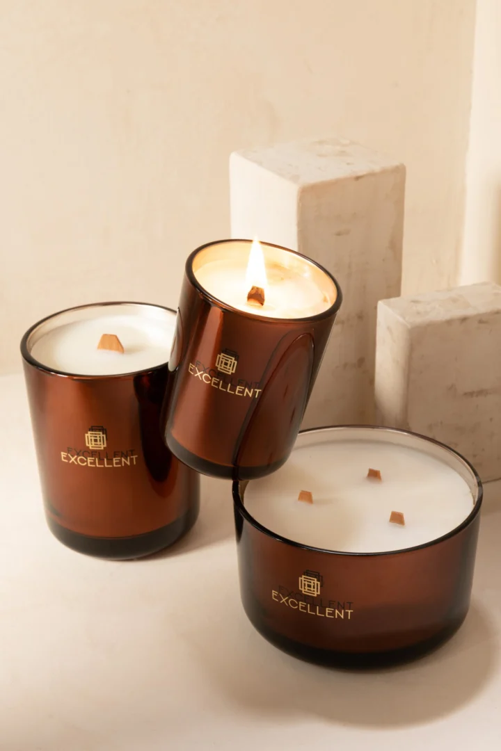 Geurkaars Klordir in bruin glas met warme vlam en houtachtige sfeer, modern en sfeervol op tafel.