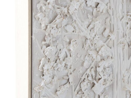 Schilderij Daulvone Wit met witte reliëfafwerking en naturel houten lijst voor een rustige, luxe uitstraling