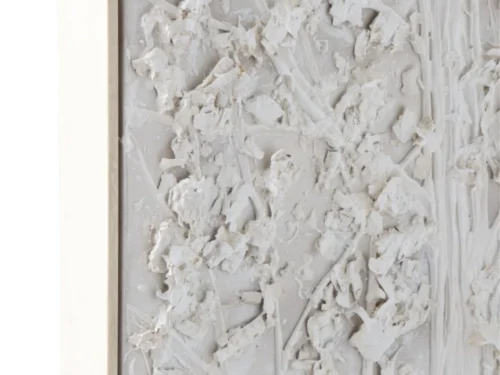Schilderij Daulvone Wit met witte reliëfafwerking en naturel houten lijst voor een rustige, luxe uitstraling