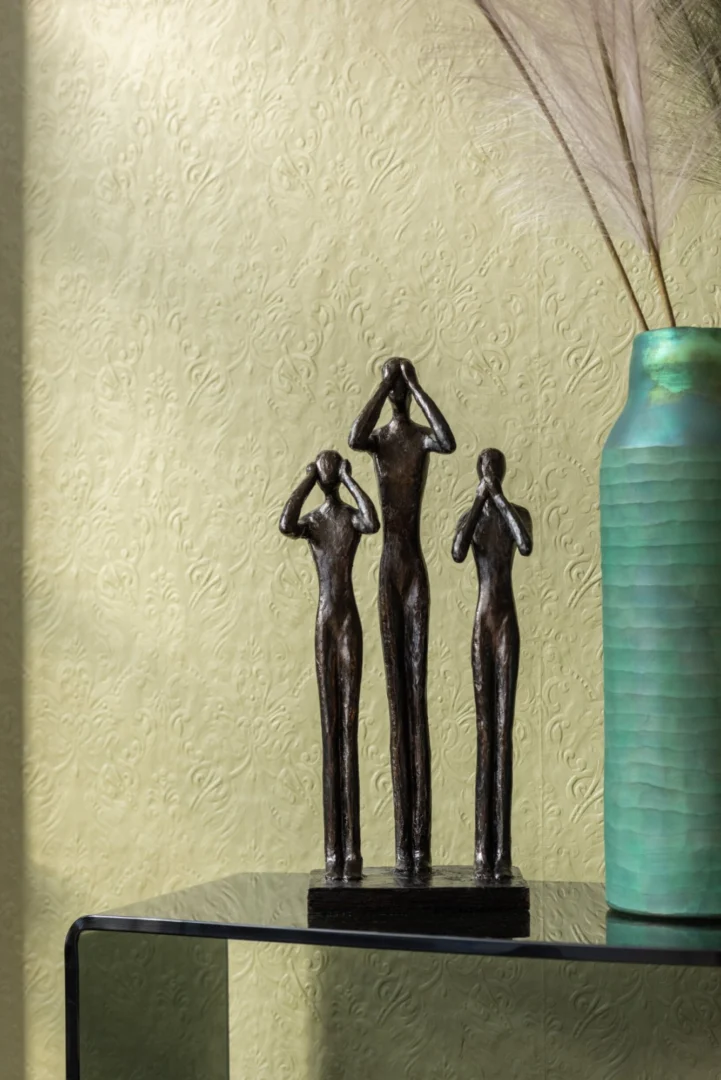 Brabos beeld bruin H12 cm met See/Hear/Speak figuren van steen en polyresin op een tafel