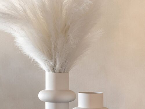 Witte Greila metalen vaas H36 cm met plumeauveren, minimalistisch woonaccessoire