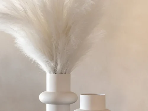 Witte Greila metalen vaas H36 cm met plumeauveren, minimalistisch woonaccessoire