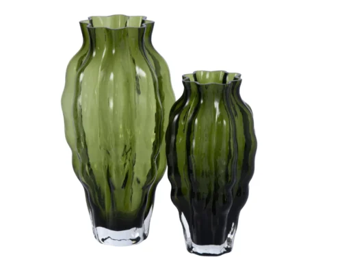 Vaas Naabi glas groen H30 cm met golvende vorm en transparante glans, stijlvol decoratief woonaccessoire