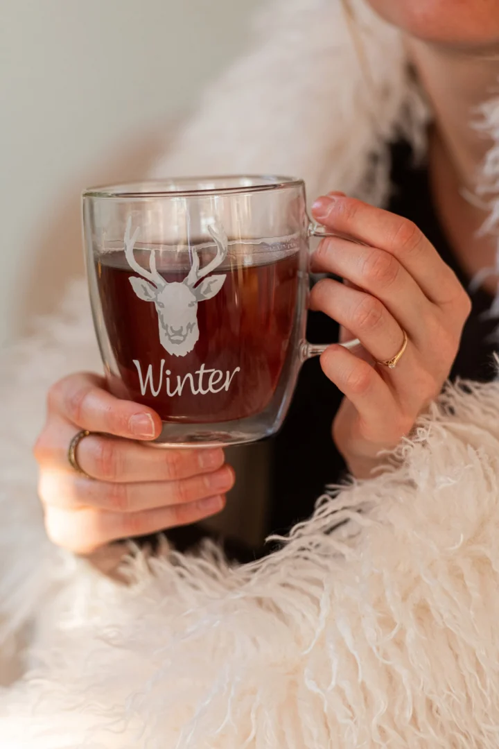 Kopje Pieky Glas Wit met schotel, transparant dubbelwandig design met winterprint en handgreep