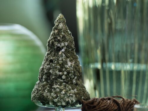 Kerstboom Klunsas glas groen met pailletten en suiker-matte afwerking op glazen voetje