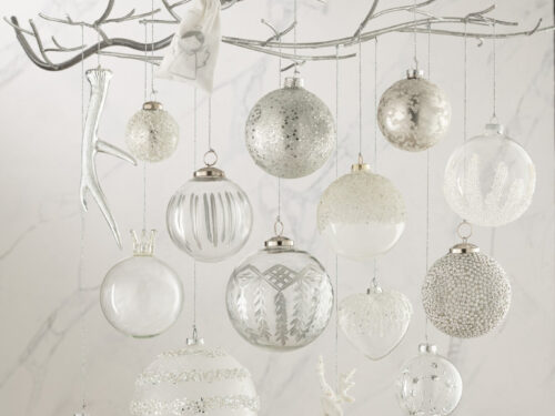 Kerstballen Velvund Glas Wit: extra grote matwitte kerstbal met zilveren glitter en parels, elegant hangend in winterdecorati