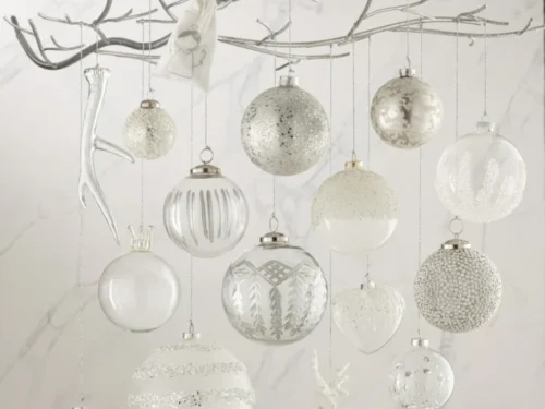 Kerstballen Velvund Glas Wit: extra grote matwitte kerstbal met zilveren glitter en parels, elegant hangend in winterdecorati