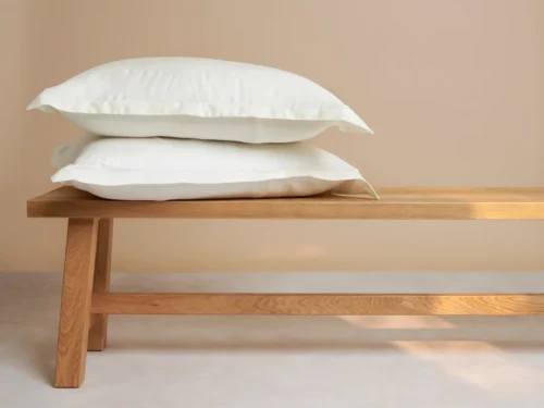 Witte Kussenhoes Treellu 80x80 cm van Tencel, zacht en glad met luxe uitstraling op bedbank