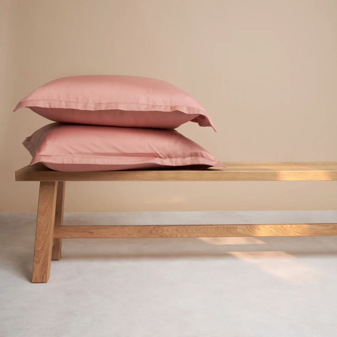 Roze Sonang kussenhoes van Tencel met luxe satijnweving, zacht en ademend, afgebeeld op twee kussens.