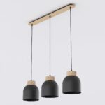 Hanglamp Skirmol Zwart met drie zwarte kappen, houtdetail en verstelbare ophanging voor tafelverlichting