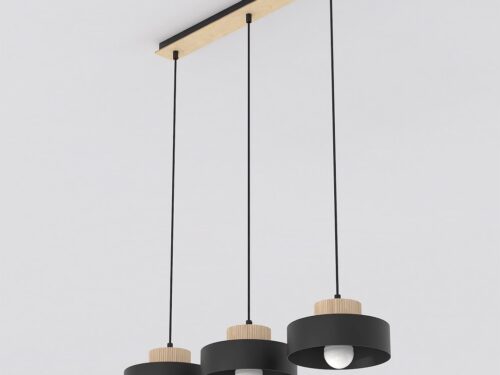 Hanglamp Preltaro Zwart met drie zwarte kappen, houten details en modern Scandinavisch design