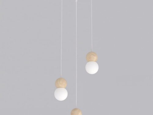 Hanglamp Cummero Wit Ø10 cm met drie witte bollen en subtiele houtdetails in Scandinavische stijl