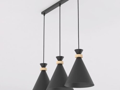 Hanglamp Ponik Zwart met drie kegelvormige kappen, zwarte afwerking en warme houten details