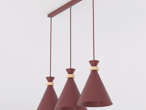 Hanglamp Skodel Bordeaux met drie bordeaux kappen, houten accenten en gericht licht