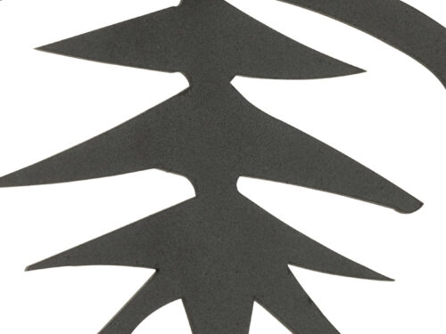 Wanddecoratie Keerak Zwart van metaal met strak geometrisch design in slanke, vlakke vorm