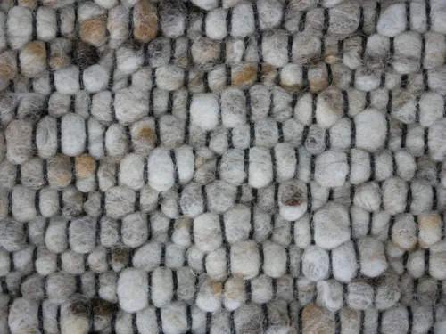 Vloerkleed Sirdone zwart, vlakgeweven wol met warme lichtgrijze en beige structuur