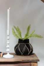 Bloempot Raldo Zeegras Zwart op tafel, rond model met naturel touw en groene varenbladeren, H21 cm
