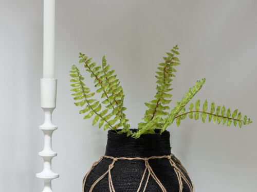 Bloempot Raldo Zeegras Zwart op tafel, rond model met naturel touw en groene varenbladeren, H21 cm