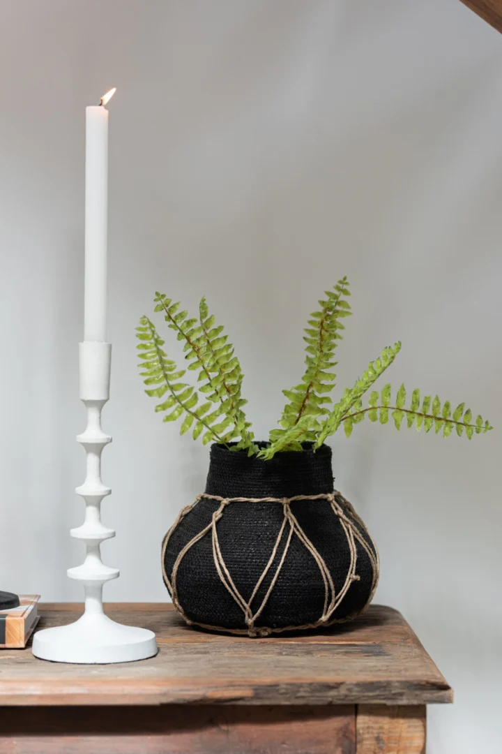 Bloempot Raldo Zeegras Zwart op tafel, rond model met naturel touw en groene varenbladeren, H21 cm