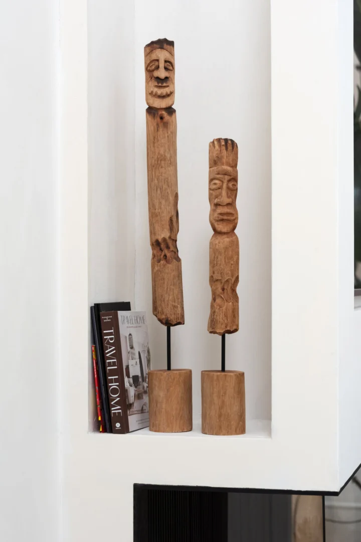 Beeld Rurril mangohout naturel set van 3 totemfiguren op houten voet, 86 cm hoog, warm en decoratief