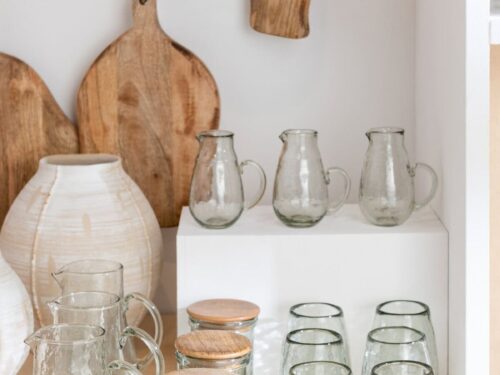 Karaf Graalven transparant glas met handvat, stijlvol op een rustige tafel in een natuurlijke woonsetting