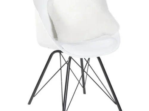 Schapenvacht Veernand naturel 40x40 cm, wit wollen kussen op witte stoel voor extra warmte en zachtheid