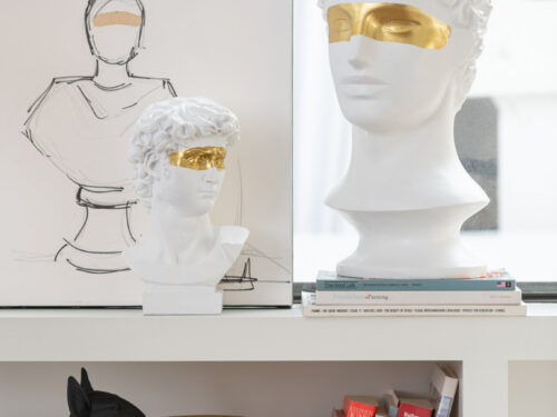 Zwart polyresin dienblad Taalles in opvallende vorm, decoratief woonaccessoire met stevige uitstraling