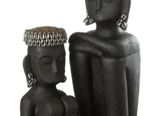 Beeld Cevine Steen Zwart H49 cm: zittend etnisch beeld met rustige uitstraling en schelpen detail in zwart