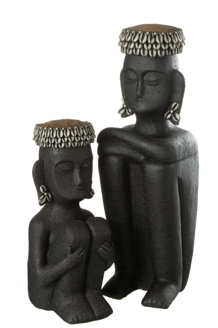 Beeld Cevine Steen Zwart H49 cm: zittend etnisch beeld met rustige uitstraling en schelpen detail in zwart
