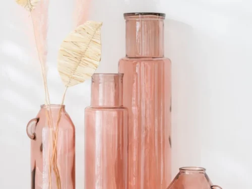 Vaas Graasello roze glas H25 cm met cilindervorm, subtiel handvat en zachte, luchtige uitstraling