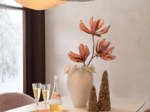 Kunstbloem Genua EVA roze met 3 bloemkoppen in witte vaas op stijlvolle eettafel, 95 cm hoog