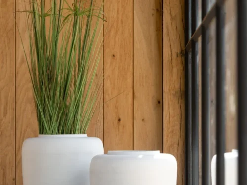 Pot Stoonesta PVC groen, hoge witte decoratieve pot met smalle grassprieten, 132 cm