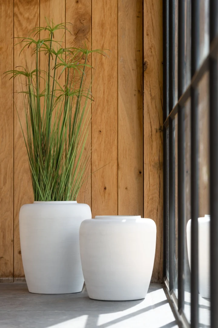 Pot Stoonesta PVC groen, hoge witte decoratieve pot met smalle grassprieten, 132 cm
