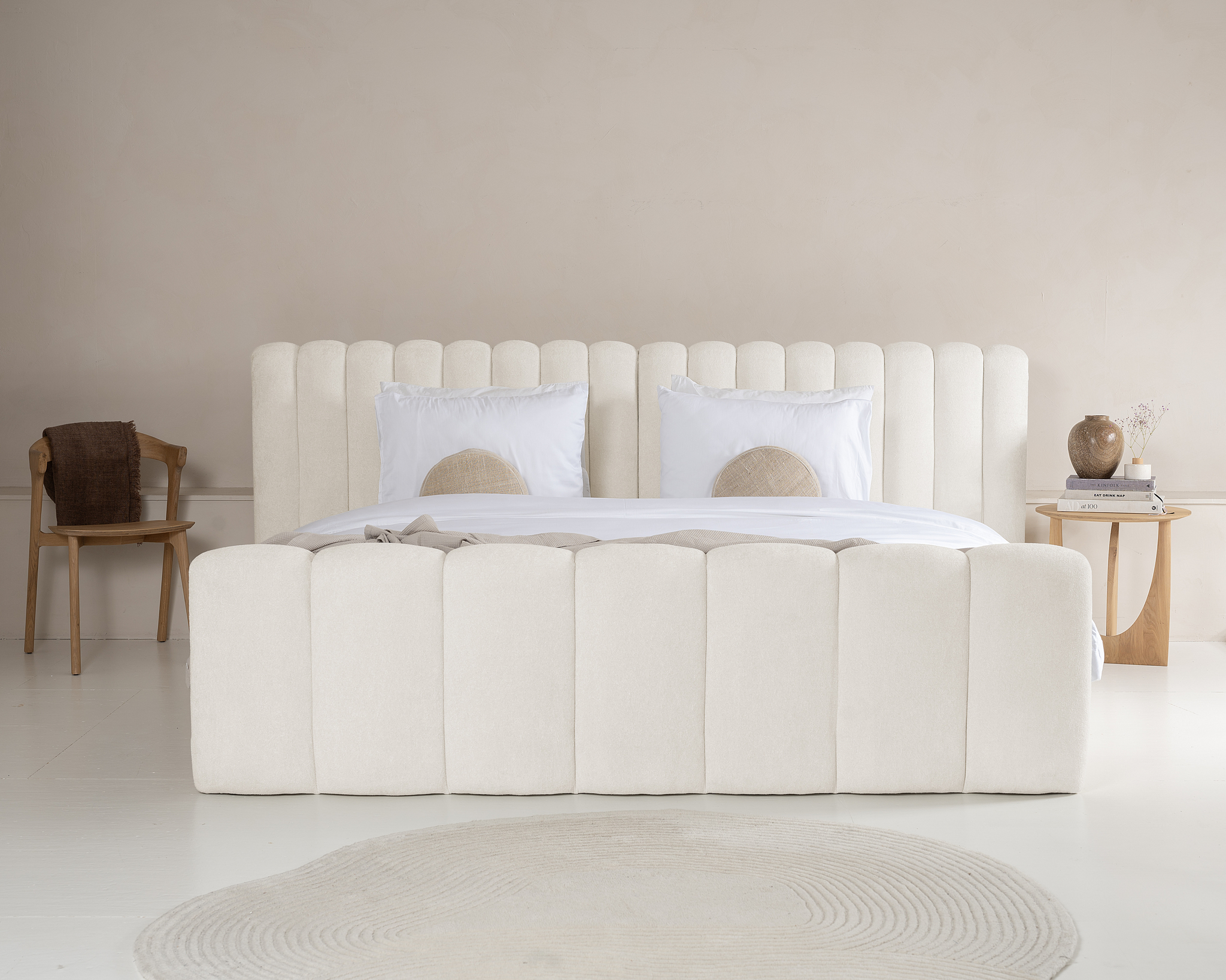 Bed Daldena Beige 180x200 met teddy bouclé bekleding, hoog hoofdbord en zachte chique uitstraling