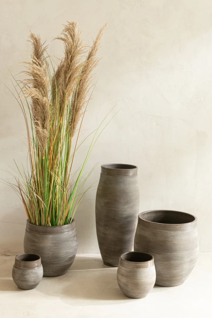Bruine keramieken bloempot Domen H19 cm met rustige, stevige uitstraling voor plant of decoratie