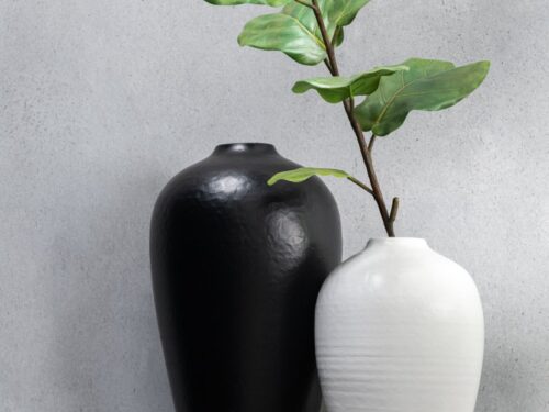 Witte keramische vaas Graanum H35 cm met slanke vorm en rustige, matte uitstraling in interieursetting