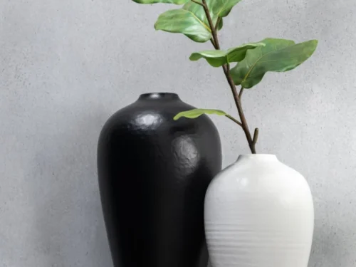 Witte keramische vaas Graanum H35 cm met slanke vorm en rustige, matte uitstraling in interieursetting