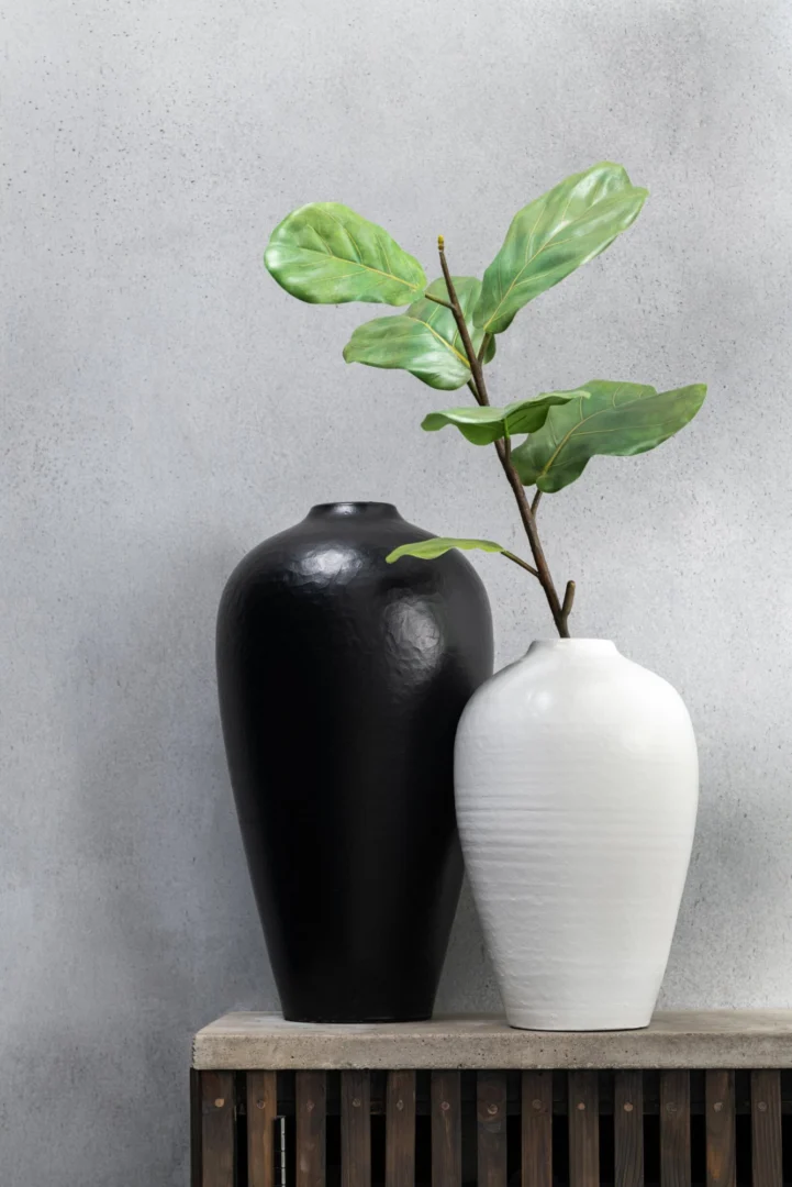 Witte keramische vaas Graanum H35 cm met slanke vorm en rustige, matte uitstraling in interieursetting