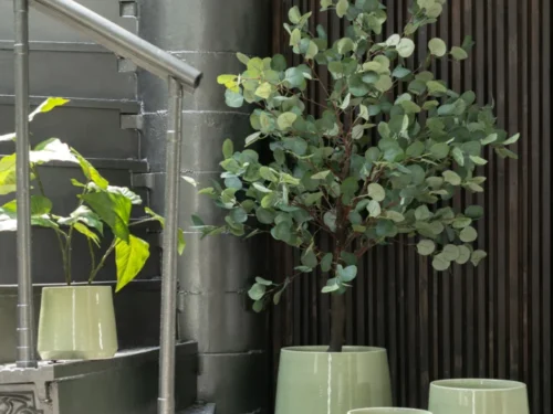 Groene Orleans keramieken bloempot met ronde vorm, compact formaat en glanzende afwerking in interieursetting