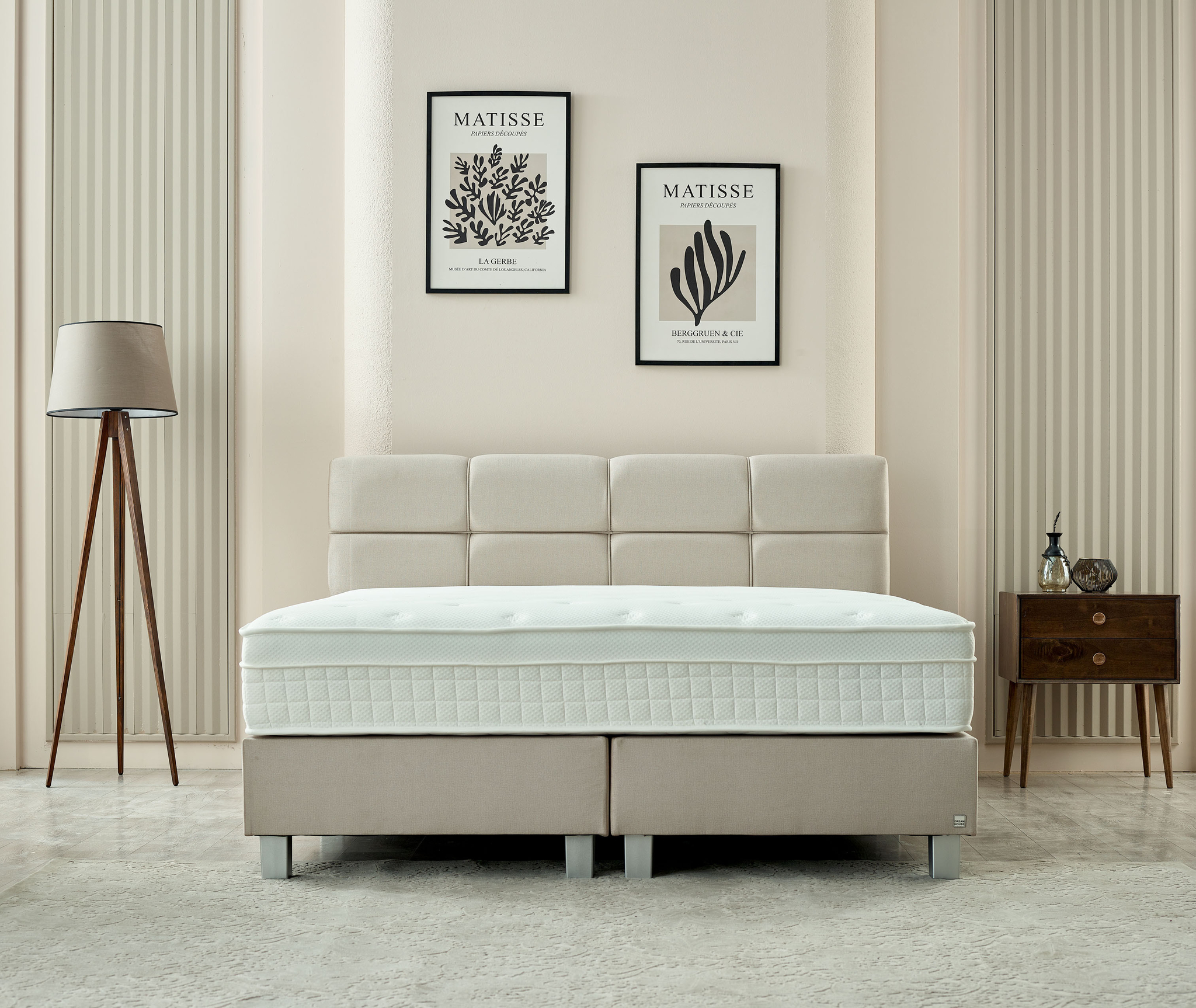Boxspring Kanes Beige 160x200 met hoofdbord en matras in zachte velours, in rustige slaapkamerstijl