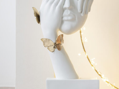Decoratiefiguur Faarmu in goud, elegant polyresin beeld met vlinders, H54,5 cm