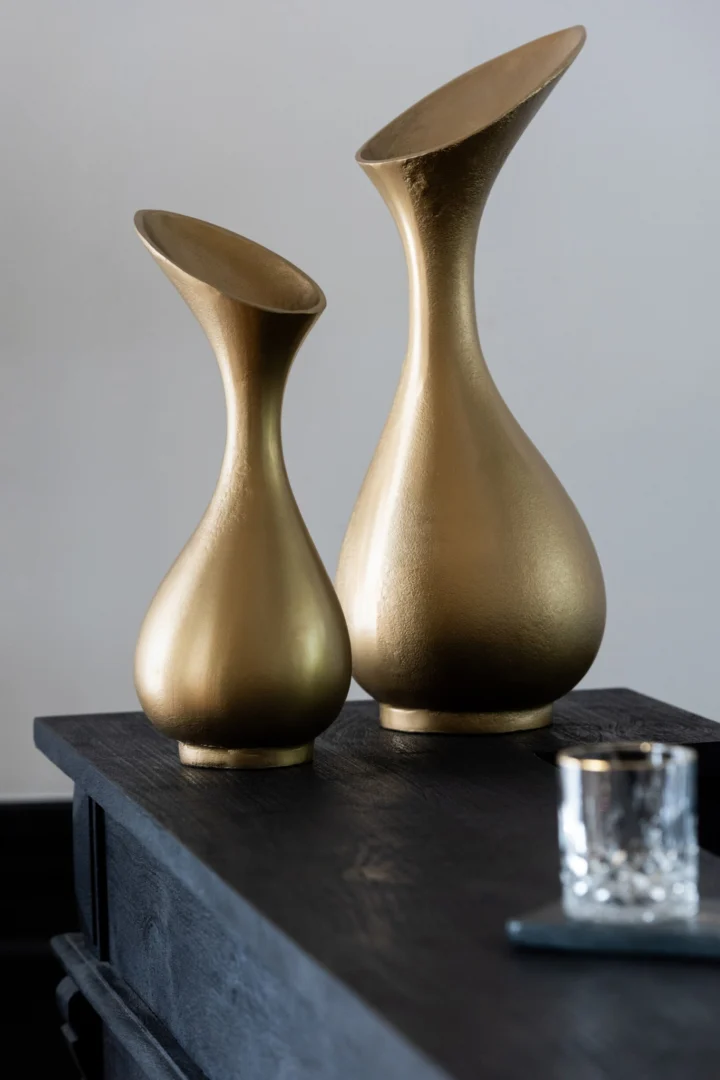 Vaas Zassonte aluminium goud, slanke vorm met hoge hals, stijlvol op dressoir