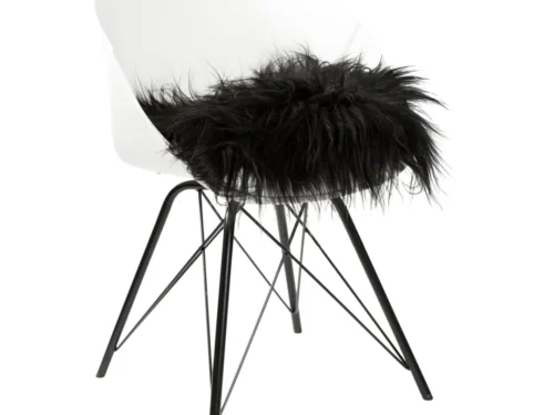Schapenvacht Jeistak Naturel zwart stoelkussen op witte stoel met volle, wollige look