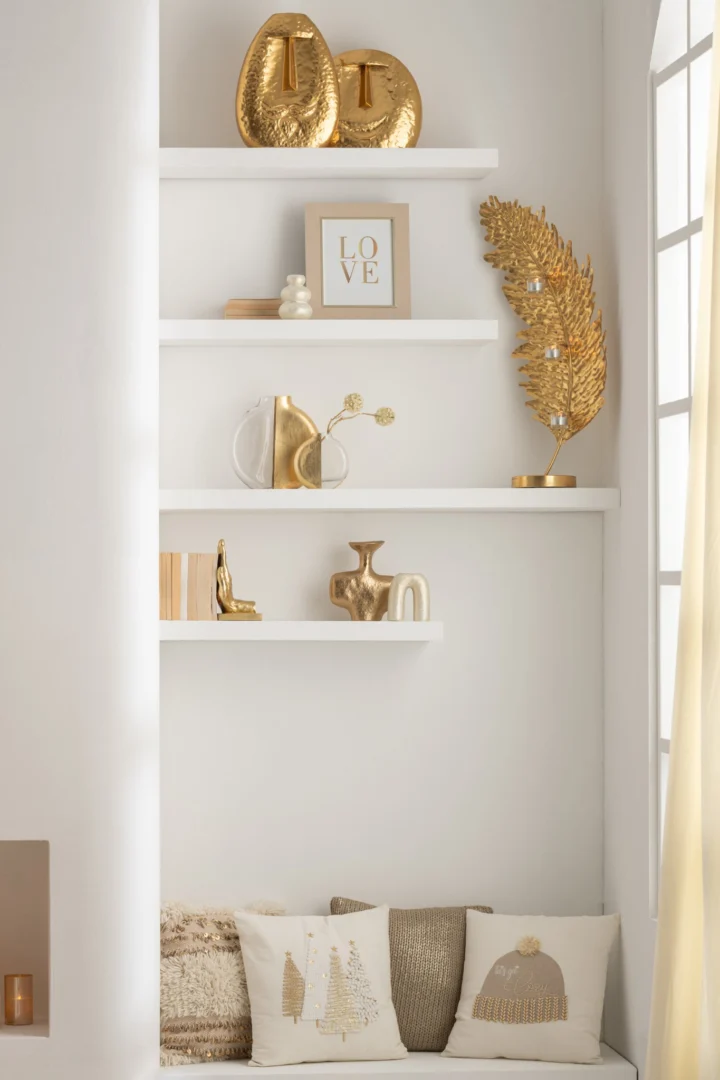 Gouden Heetaro aluminium vaas, 21 cm hoog, met strakke moderne vorm in een stijlvol interieur