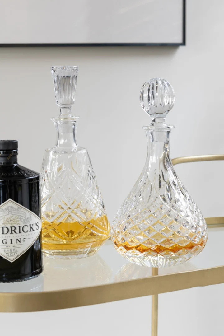 Karaf Sotea Glas Transparant met stop, gevuld met amberkleurige drank op een elegante tafel